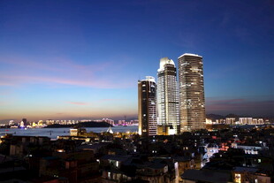 城市璀璨夜景高楼天际线