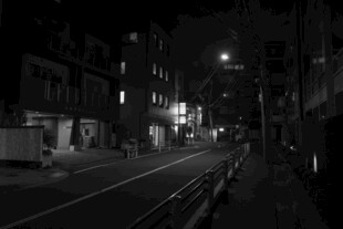 夜晚静谧街道景象