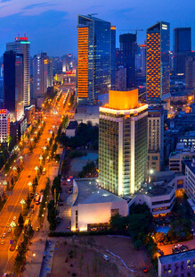 城市夜景中的标志性建筑