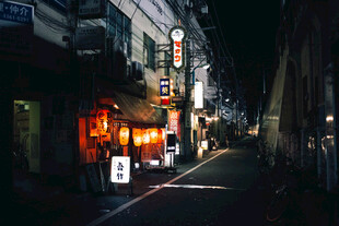 夜晚街边的温馨小店