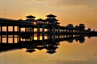夕阳下的古桥倒影美景