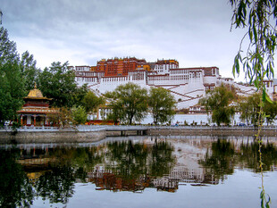 布达拉宫湖畔美景