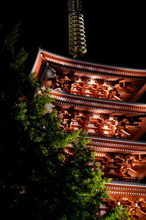古建屋檐一角夜景
