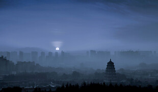 月夜下的朦胧古塔