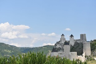 山间城堡风景
