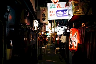 日本街头的热闹夜巷