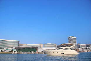 海滨城市游船风景