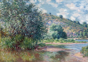 河畔葱郁景致