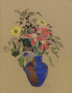 蓝色花瓶中的多彩花卉