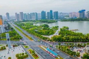 城市河畔风光俯瞰图