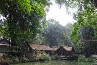 湖畔林间古朴小屋