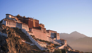 西藏高山上的古老建筑