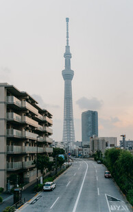 东京街景与高耸的晴空塔