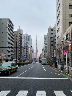城市街道高楼与车辆景观
