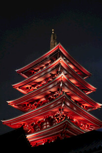 夜幕下的红色宝塔