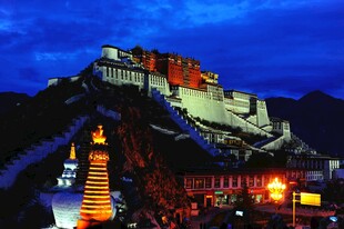 夜幕下的布达拉宫