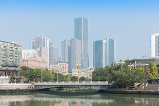 河畔城市风光