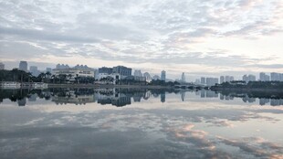 湖畔城市风光倒影美景