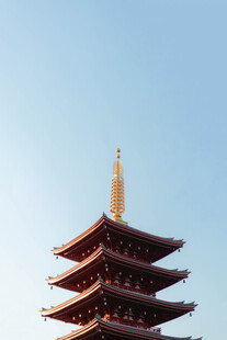日本五重塔蓝天映衬美景
