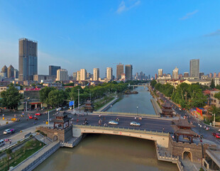 城市河畔桥梁全景风光