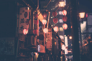 夜晚街头闪烁的霓虹招牌