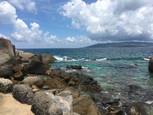 海边礁石与碧海蓝天美景