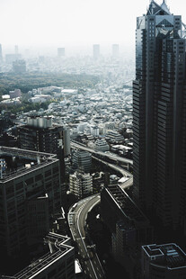 城市高楼与街道景观