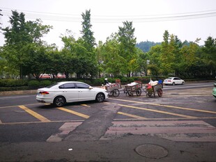 停车场内垃圾推车