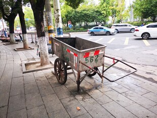 街边老式手推垃圾车