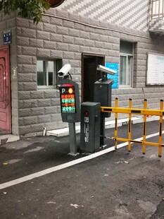 小区门口的智能门禁设备