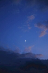 夜空下的月亮与远山