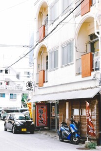 街边两层商铺建筑景象