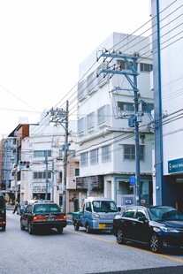 城市街道旁的现代建筑