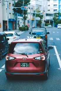 城市街道上的红色轿车
