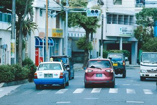 城市街道上行驶的多彩车辆