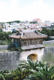 古城墙下的传统建筑景观