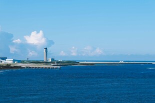海边工厂与广阔蓝色海洋