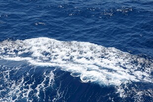 蓝色海洋中的白色浪花