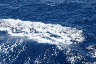 海洋中的白色浪花