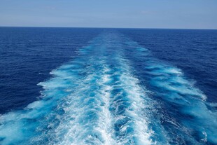 船行碧海留下美丽航迹