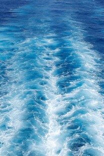 船行海面泛起蓝色浪花