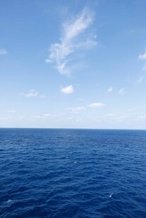 广阔蔚蓝大海与晴朗天空