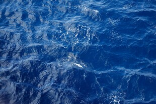 蓝色海洋水面纹理特写