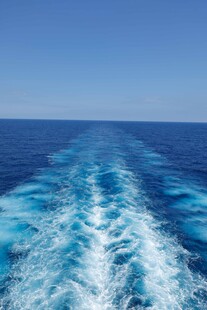 船行碧海留下白色航迹