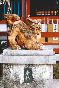 传统石座上的精美神兽雕塑