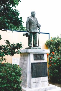 军人雕像屹立于绿植间