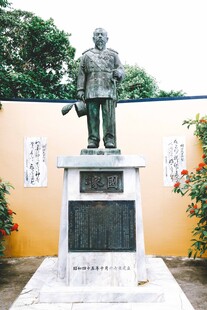 军人雕像屹立于墙前
