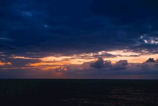 黄昏时分的壮丽天空景观