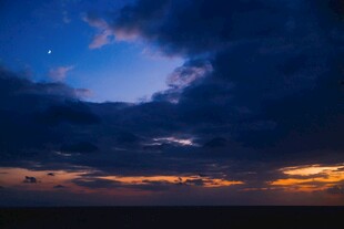 夜幕下的绚烂天空