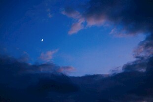 夜空明月伴云景